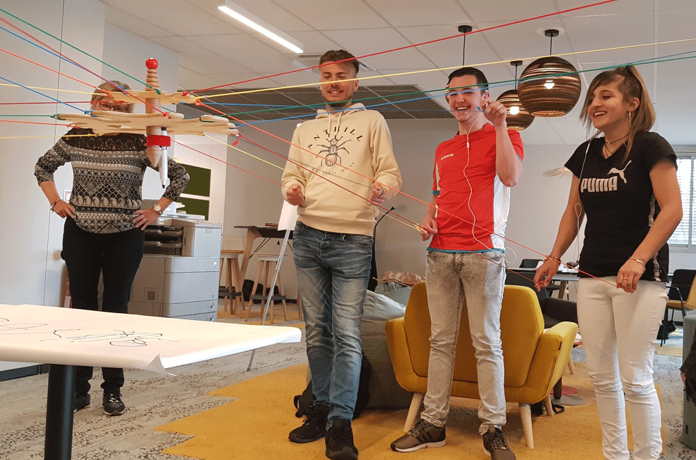 Les jeunes du Réseau Etincelles dans les bureaux de implid Riom