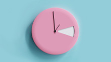 Horloge rose sur fond bleu